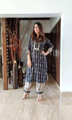 Reyon Gotq Lace work Print Kurti Pant Set-M(38)