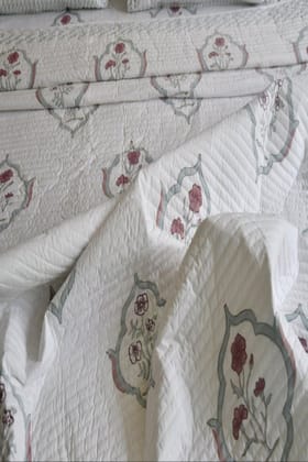 Moroccan Dreams: Cozy Quilted Bedcover King size 90x108 inches