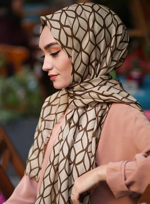 PRINTED GEOMETRIC SCARFS