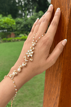 FLOWER POLKI PEARL CHAIN HATHPHOOL-5 hathphools with pouches