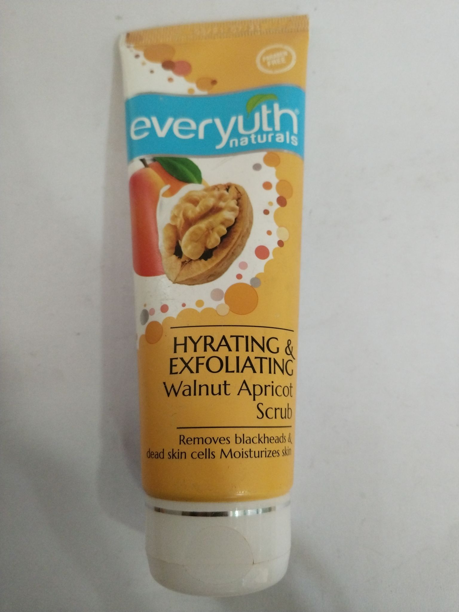 Everyuth naturals Hyrating & Exfoliating Walnut apricot Scrub 