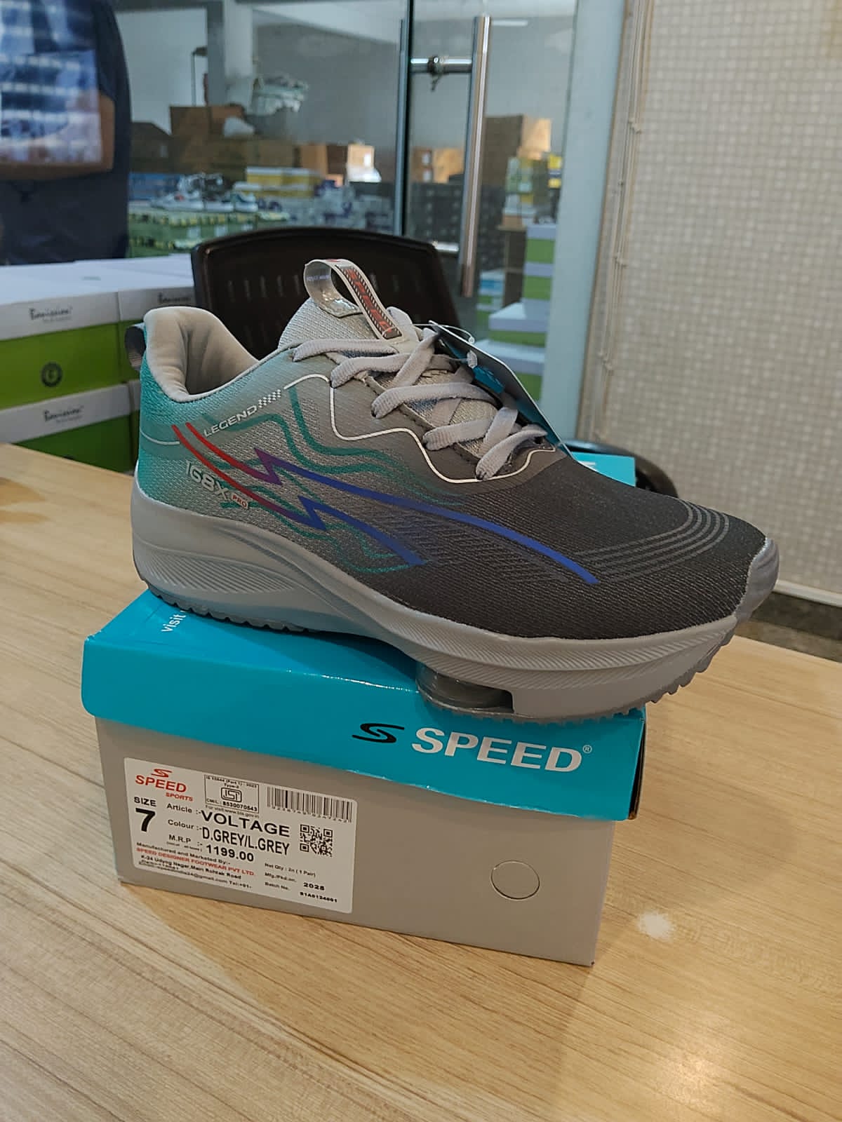 Article - Voltage  Shoes