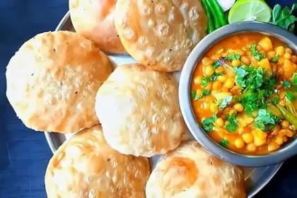 Matar Ghugni With 6 Poori