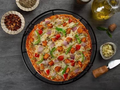 Chicken chilli cheese pizza
