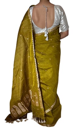Elegant Mehendi Green Mulberry Silk Saree with Tassar Design and Embroidered Border, Perfect for Weddings and Festive Events, Luxurious Texture and Versatile Draping Options, 5 Meters Long