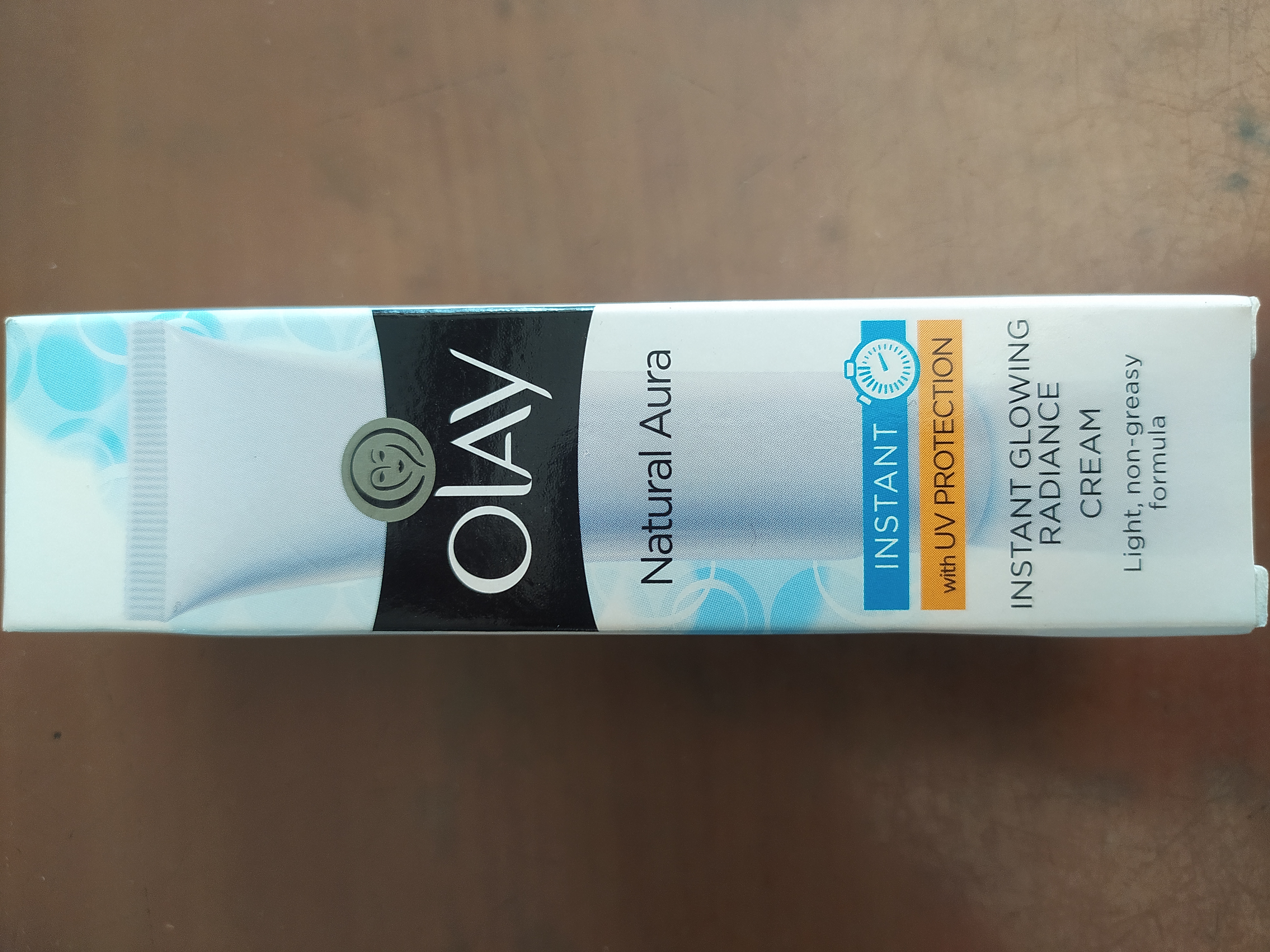Olay Natural aura Instant With uv protection Instant glowing Radiance Cream Light, non-greasy Formula 