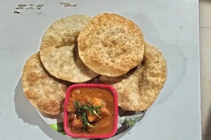 Luchi (6 Pcs) With Chicken Kosha (4 Pcs) + Cool Drink 250ml