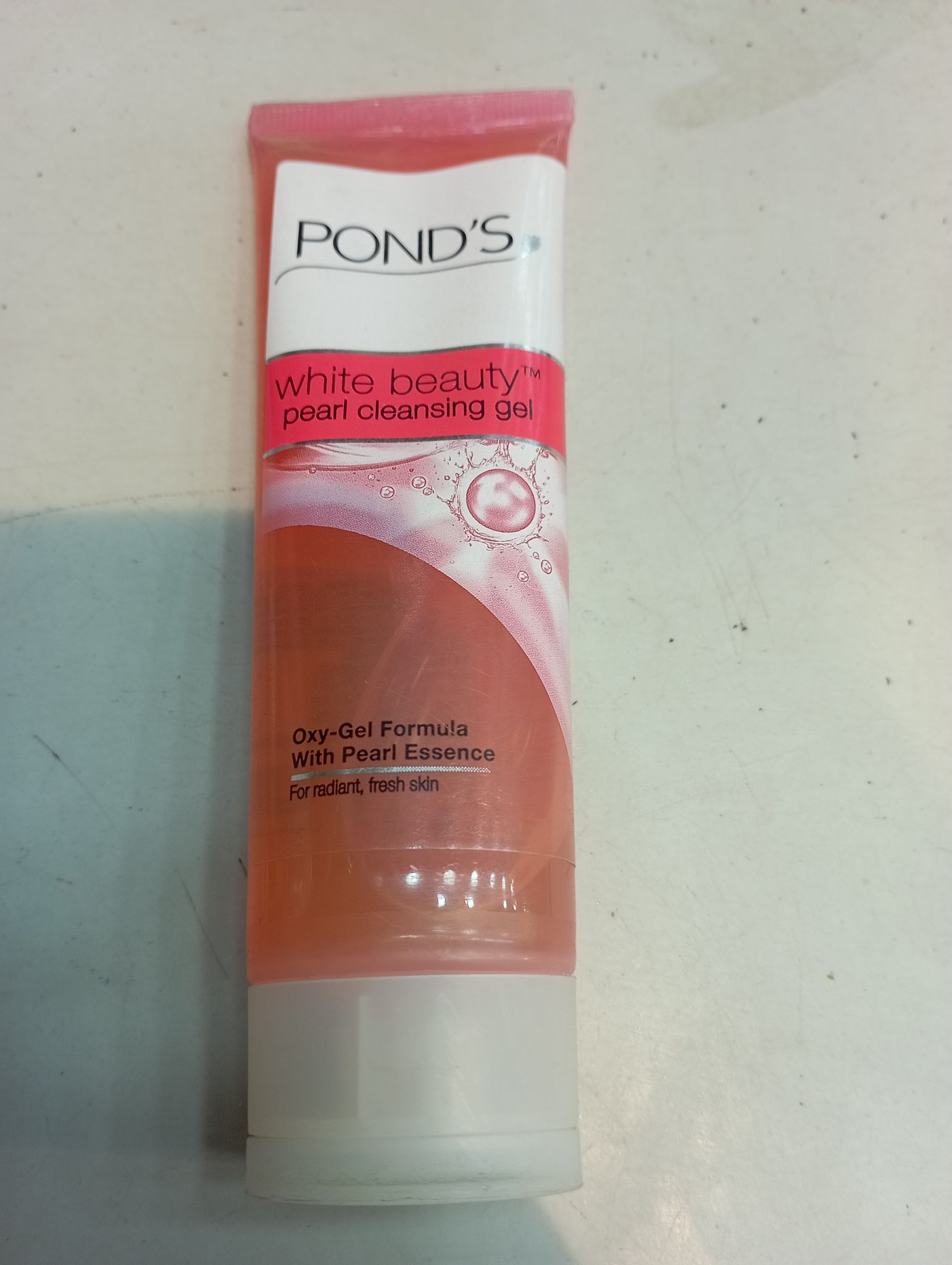 Pond's White beauty™ Pearl cleansing gel Oxy-gel for aul With pearlase 10 For radiant, free an 