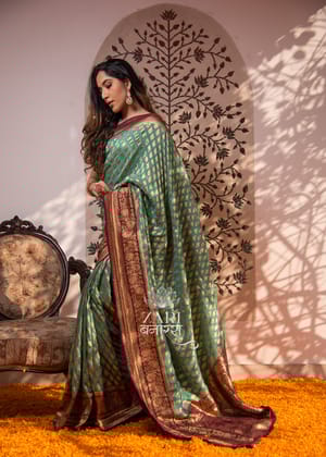 Aarti: Khaddi Georgette Handloom Banarasi Saree In The Shades Of Blue And Lavender