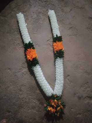 Mesmerizing Flower Garland