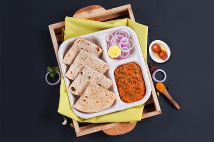 Chicken Kheema, Chapati Lunchbox With Gulab Jamun (2 Pcs)