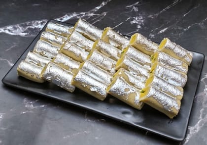 Kaju Pista Roll
