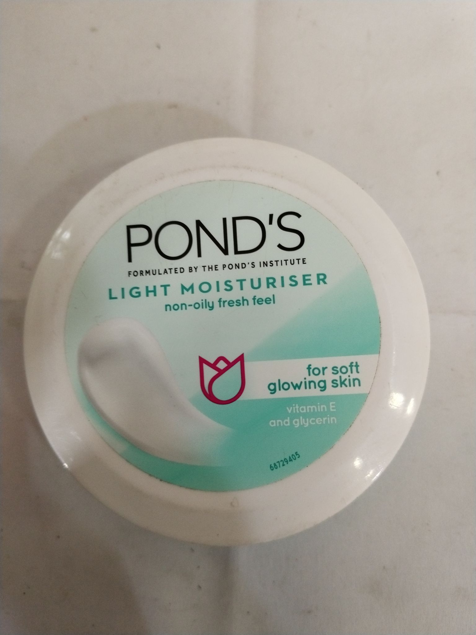 Pond's Light moisturiser Non-oily fresh feel For soft Glowing skin 
