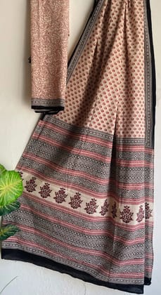 Hand block printed cotton mul saree with blouse.....Size 6.5 with blouseNatural dye n colourPure cotton (92*80)Pure hand ( without skrin chemical),,