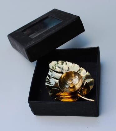Gold Decorative Pure Brass Gold Leaf Candle Holder With Black Gift Box For Enhancing Home and Table Decor