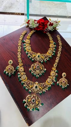 Elegant ANUIMITETION JUWELRES Necklace and Earring Set