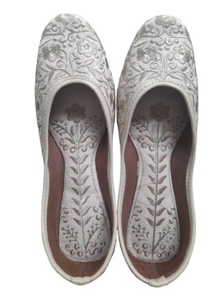 Embroidered Cream Khussa Shoes - Traditional Pakistani & Indian Footwear