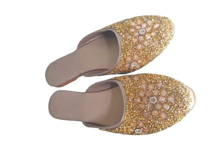 Golden Embellished Ethnic Juttis