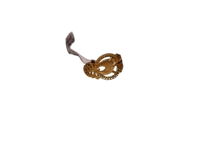 Exquisite Gold Ring with Intricate Floral Design