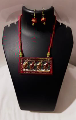 Glamvila Red and Green Embriodered Fabric Jewellery Glamvila Red and Green Embriodered Fabric Jewellery