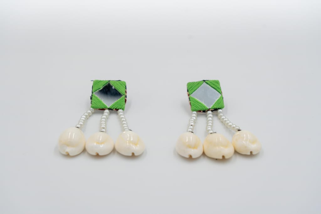 Mirror & Mussels Necklace 1 set each