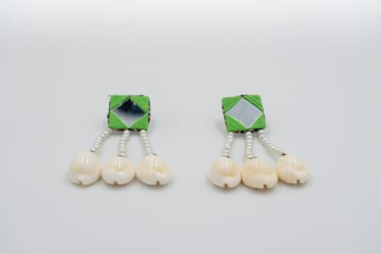 Mirror & Mussels Necklace 1 set each