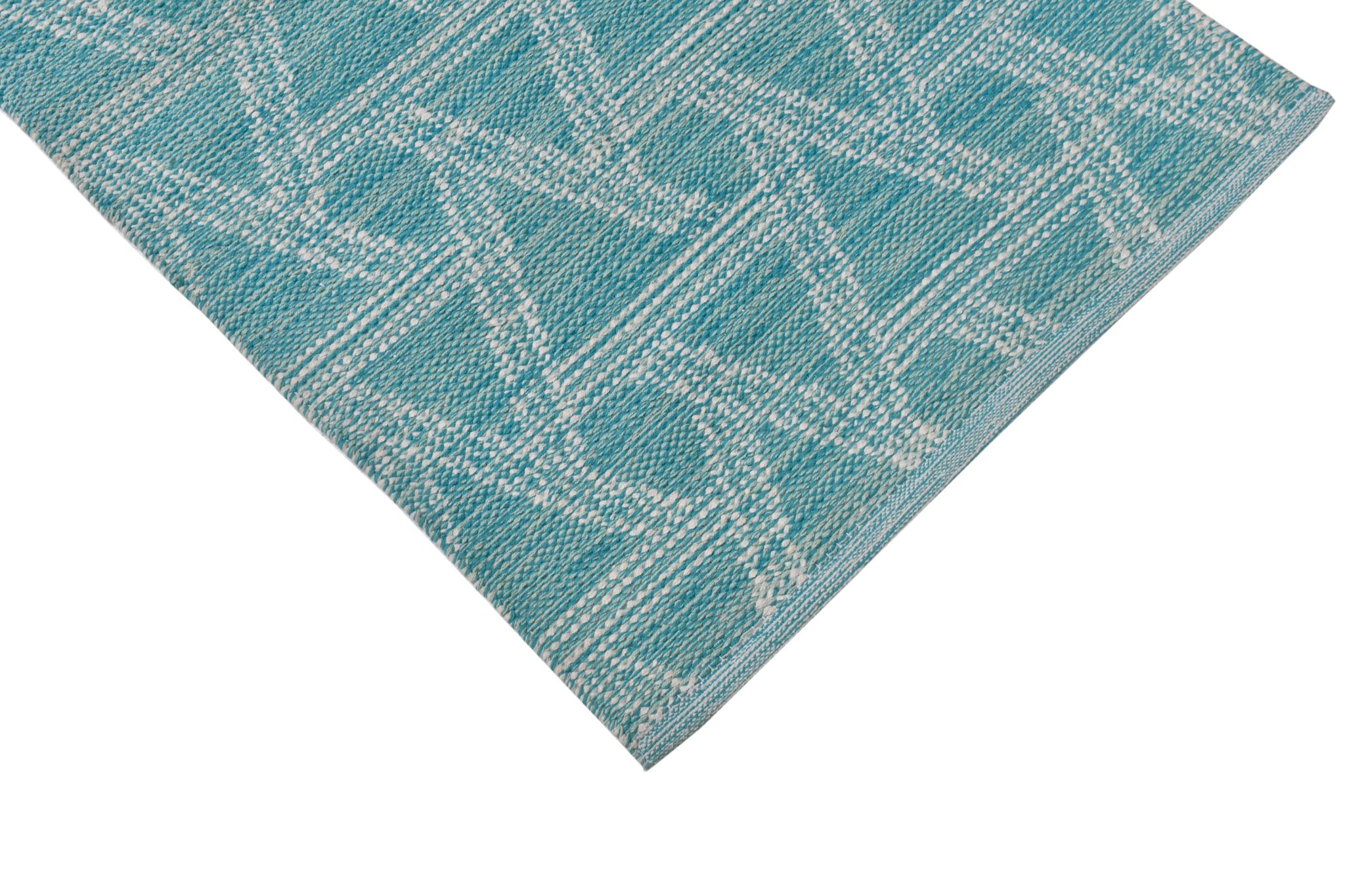 Aroma 100% cotton or cotton blends, which are soft and breathable.