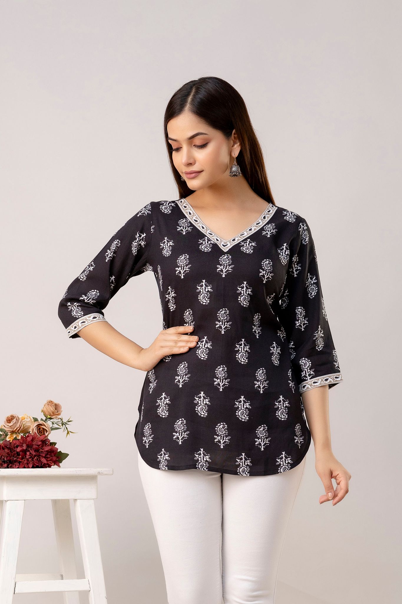 Women's Black Cotton Printed V-Neck 3/4th Sleeve Tunic Top