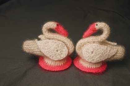 Elegant Hand-Crocheted Swan Pair Decorative Figurines Elegant Hand-Crocheted Swan Pair Decorative Figurines