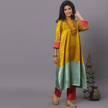 Color block mashru silk kurta with embroidered sleeves-XS
