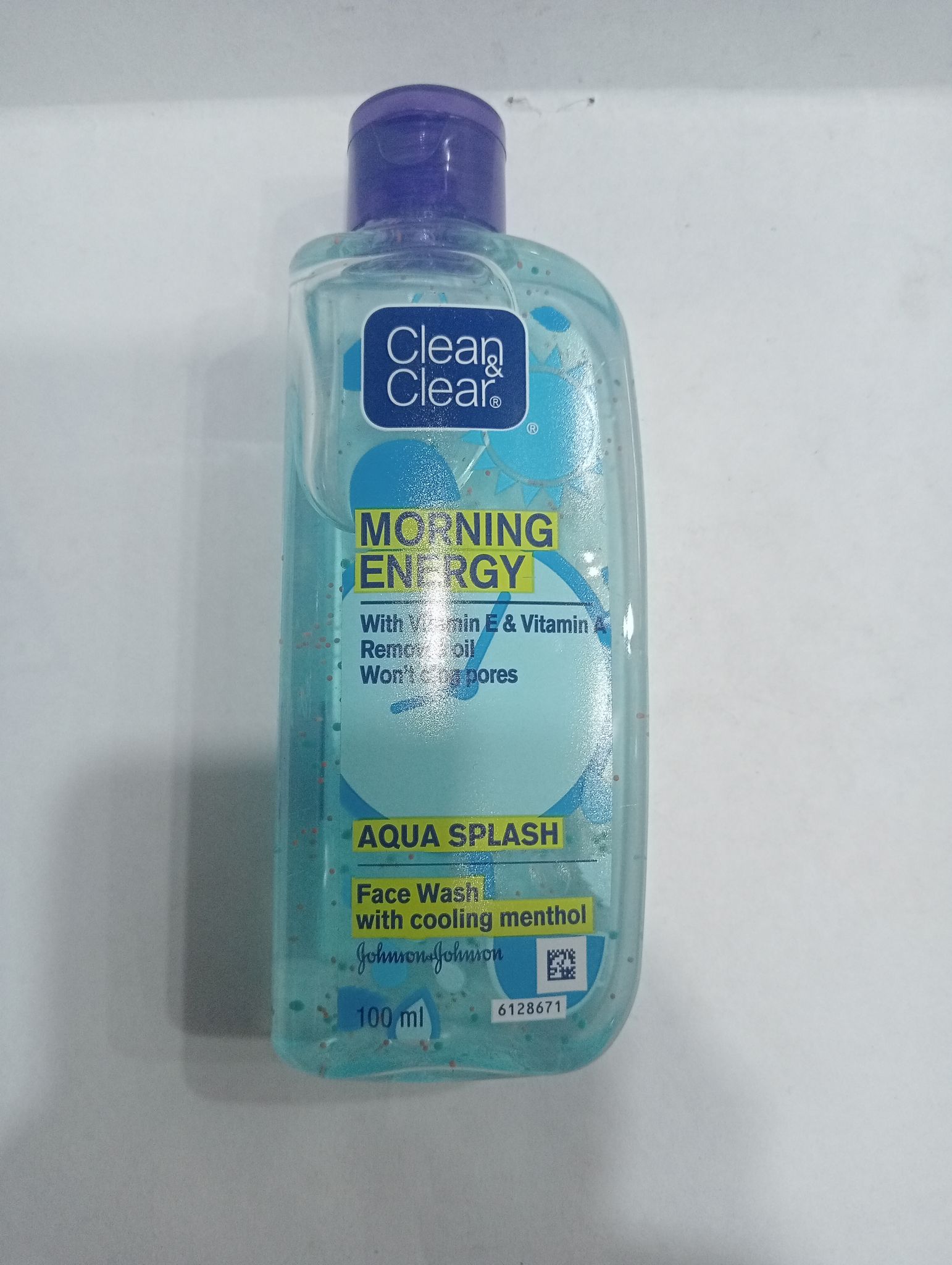 Clean Clear Morning Energy With vitamin e & vitamin a Removes oil Aqua splash 