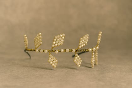 Elegant Pearl & Gold Leaf Bridal Hair Tiara Headband Elegant Pearl & Gold Leaf Bridal Hair Tiara Headband