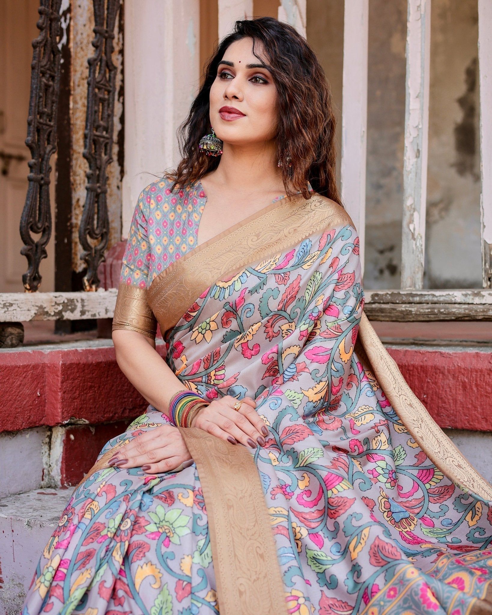 Exquisite Gray Floral Digital Print Saree with Golden Border and Ornamental Pallu-Regular