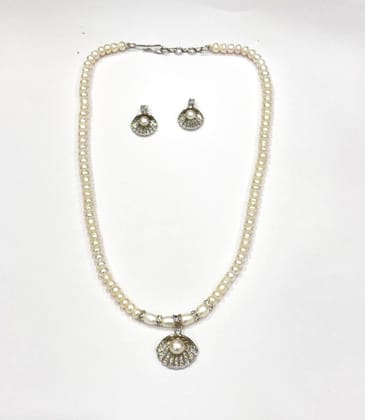  White Seashell Pearl Necklace Set