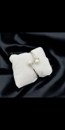  White Blossom Pearl Bracelet