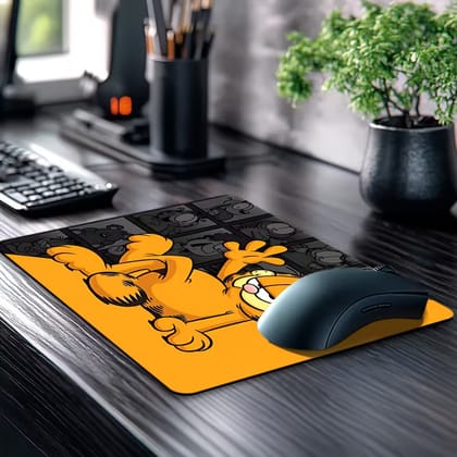 Round Rubber Mouse Pad with Yellow Cat Design | Non-Slip Base, Ideal for Office, Study, and Gaming, Portable and Durable, Desk Mat