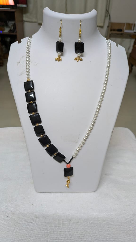 Elegant Black & White Beaded Necklace Set 