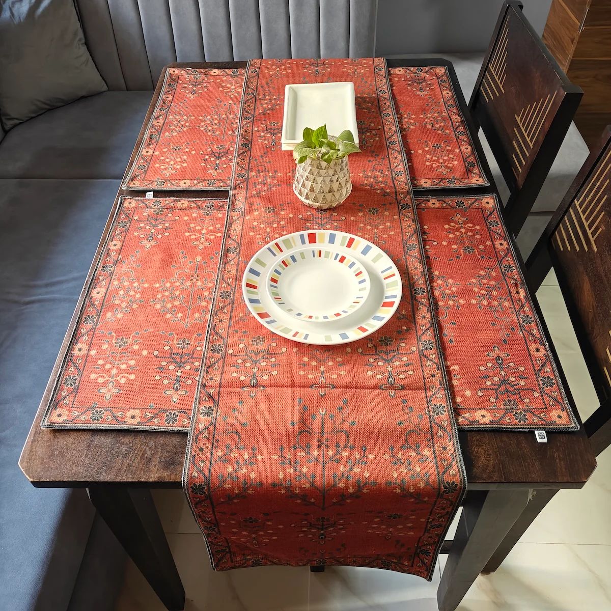 Decorative Carpet Design Printed Maroon Polyester Table Runner with 6 Placemats – Set for 6 Seater Dining Table