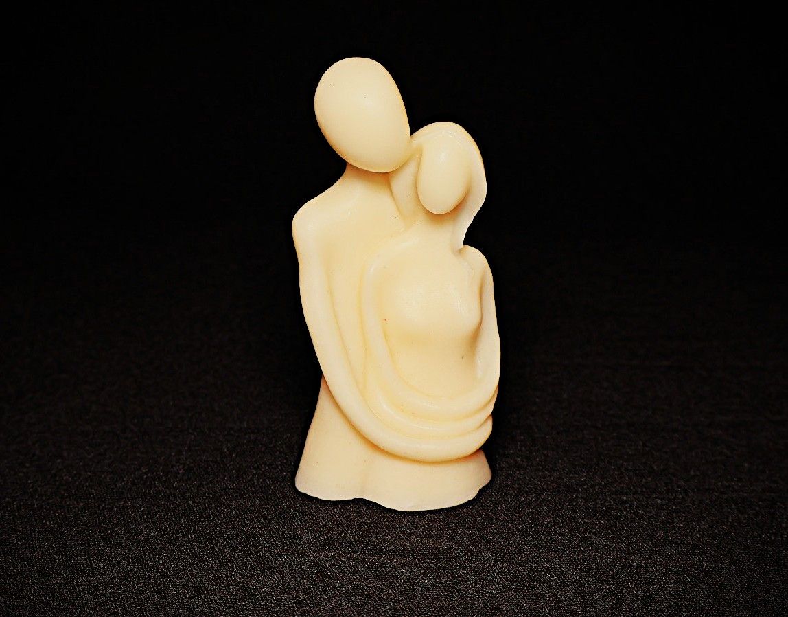 Wax Decorative Romantic Embracing Couple Figurines Soy Wax Hand-poured Natural White, Set of 1
