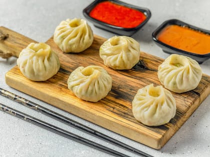 Veg Momos (6 Pcs)