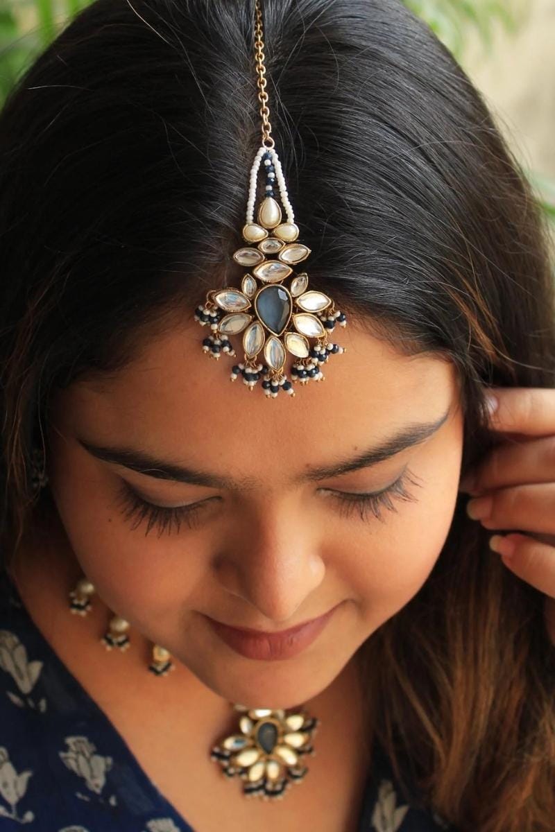 Floral Grace Kundan Mangtika