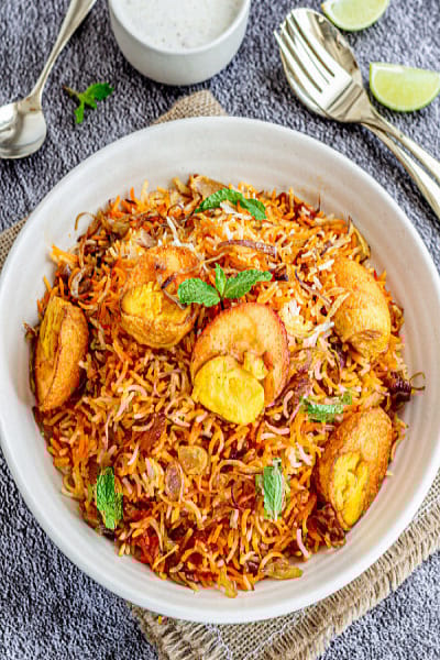Egg Biryani With Gravy / Raita