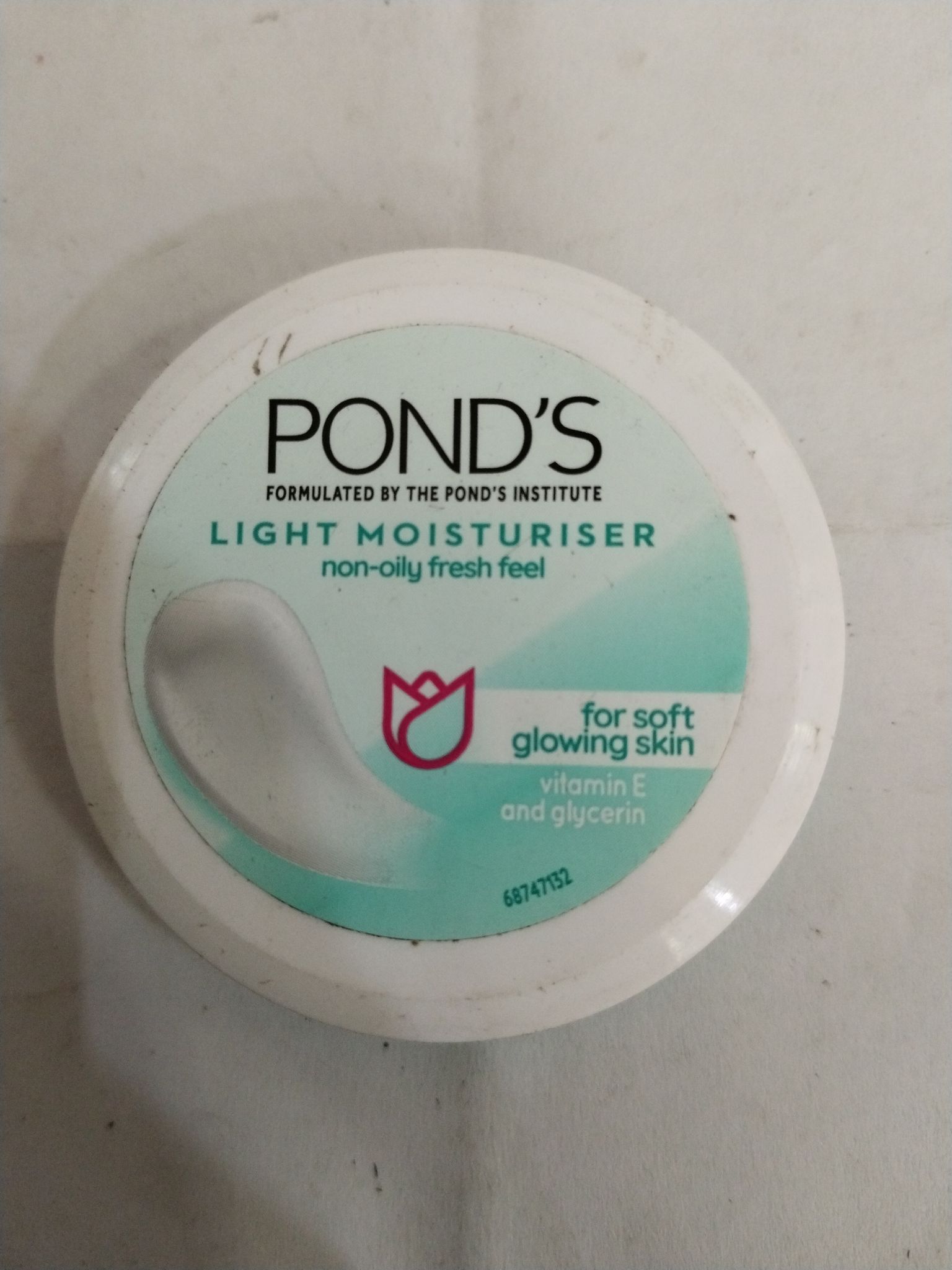 Pond's Light moisturiser Non-oily fresh feel For soft Glowing skin 