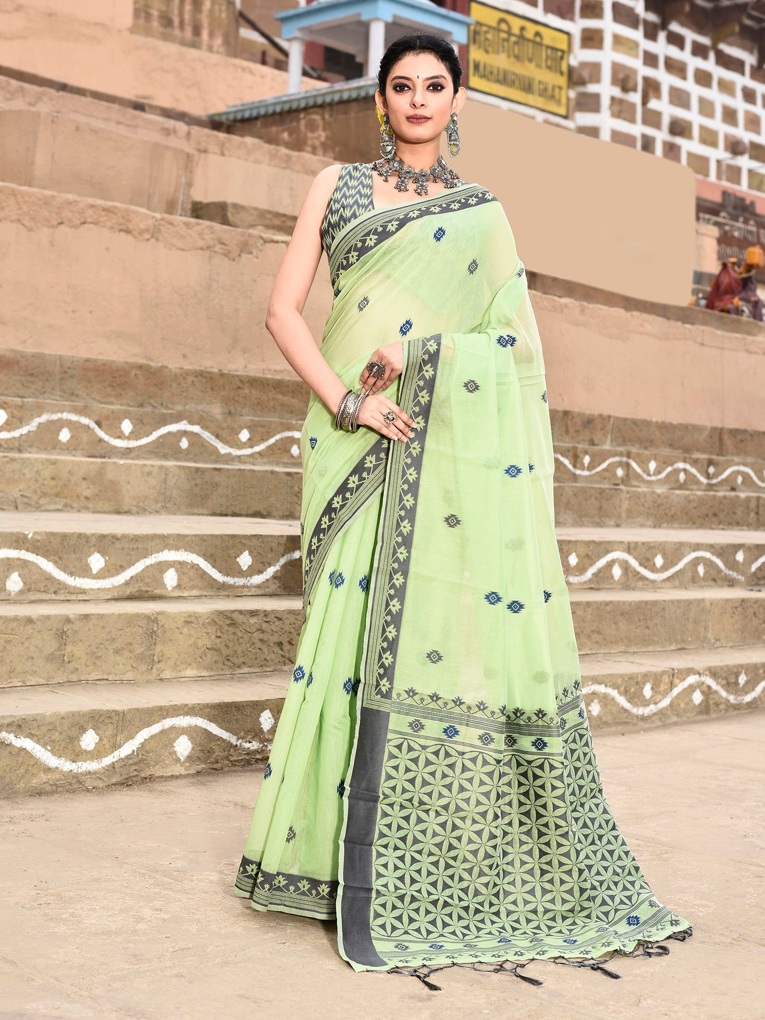 Parrot Green Handloom Cotton Butti Weaving Saree