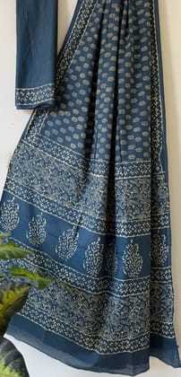 Hand block printed cotton mul saree with blouse.....Size 6.5 with blouseNatural dye n colourPure cotton (92*80)Pure hand ( without skrin chemical),,