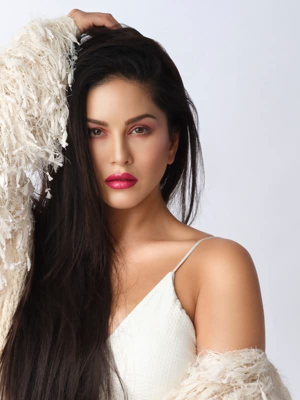 STARSTRUCK BY SUNNY LEONE Intense Matte Lip Color | VEGAN and has Vitamin-E & Essential Oils � Almond, Sesame, Sunflower, Jojoba