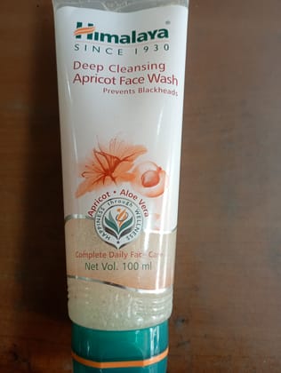 Himalaya deep cleansing apricot face wash prevents blackheads 