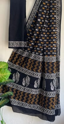Hand block printed cotton mul saree with blouse.....Size 6.5 with blouseNatural dye n colourPure cotton (92*80)Pure hand ( without skrin chemical),