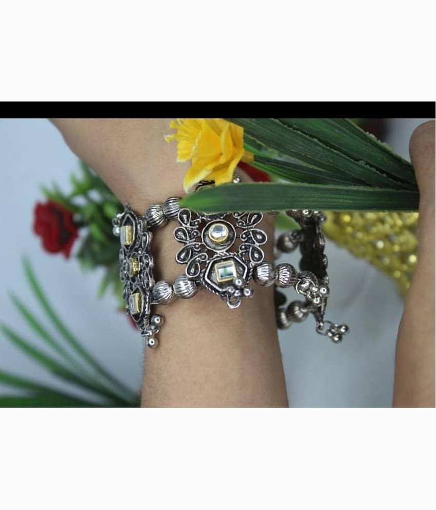 Samridhi DC Silver Bracelet ( Pack of 1 )