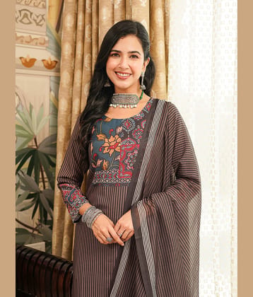 Vaamsi Women Cotton Blend Printed Straight Kurti With Pants ( Brown )